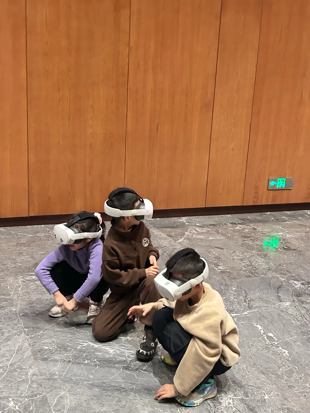 儿童在向海而行MR展中参与互动体验