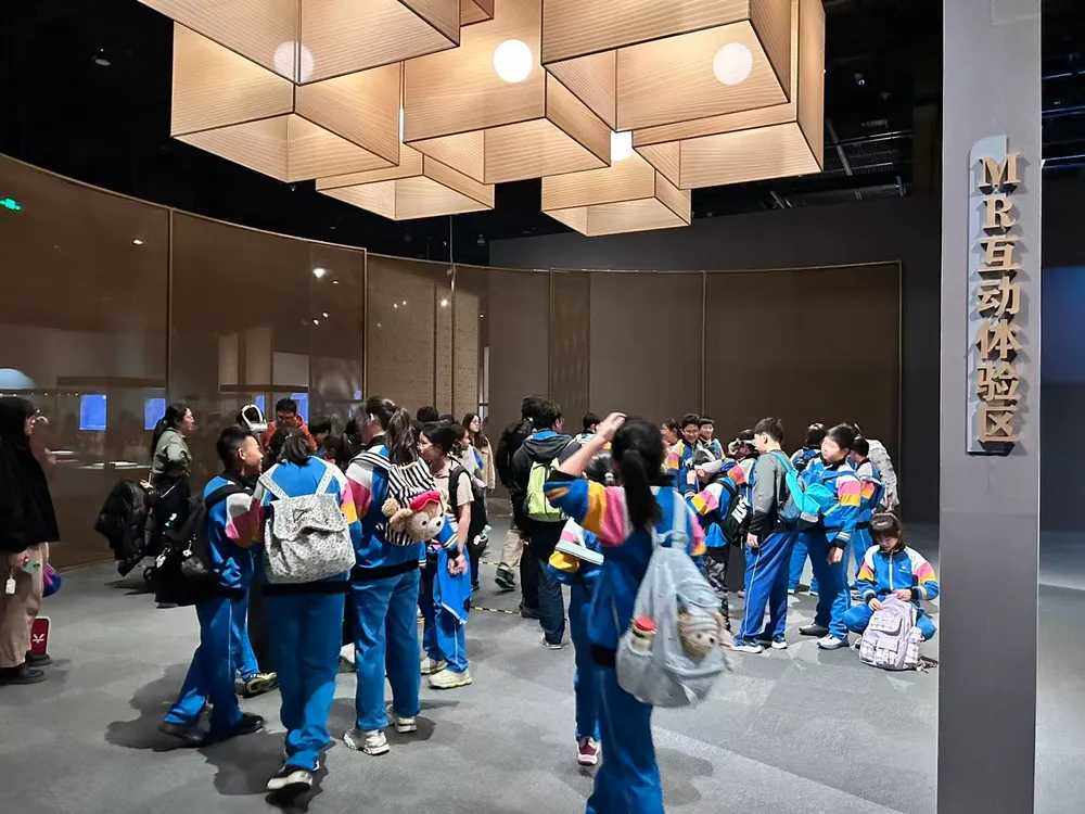 学生团体在博物馆中参与MR研学体验